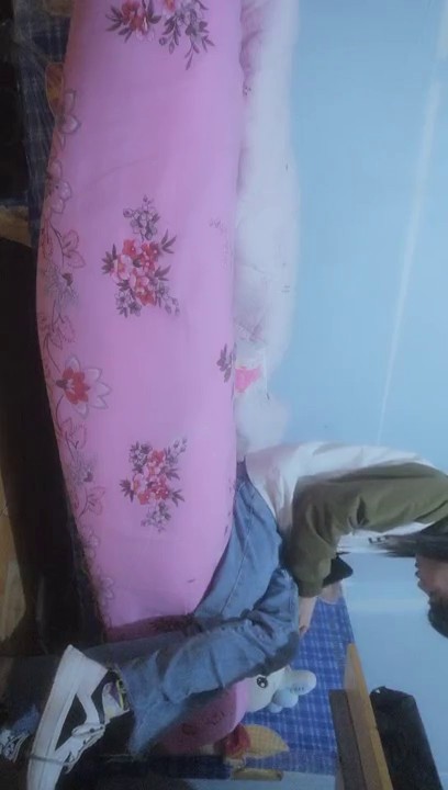 2022-4-5【无套内射馒头逼】逛红灯区快餐妹，拔下裤子特写骚穴，扶着JB插入，抱着屁股猛操，后入屁股深插