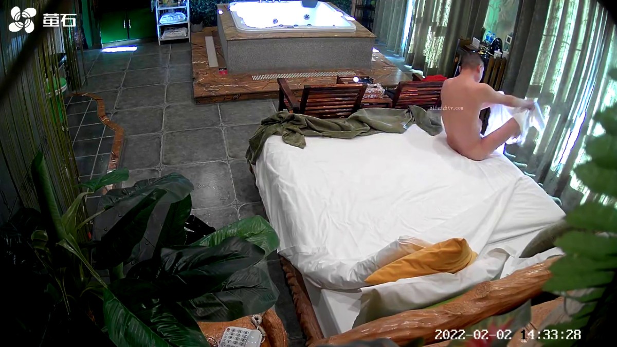 《最新2022萤石酒店 破解》直观欣赏各种帅男靓女干柴烈火激情造爱除了玩手机剩下就是打炮一对比一对激情3