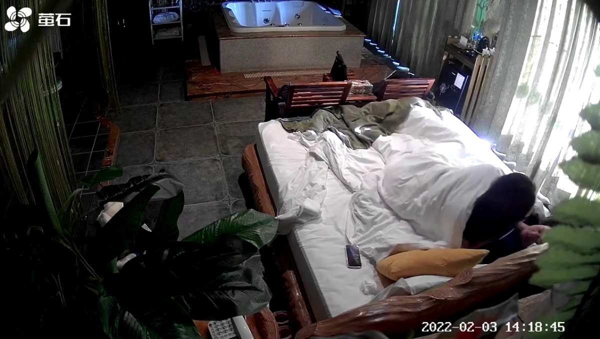 《最新2022萤石酒店 破解》直观欣赏各种帅男靓女干柴烈火激情造爱除了玩手机剩下就是打炮一对比一对激情5