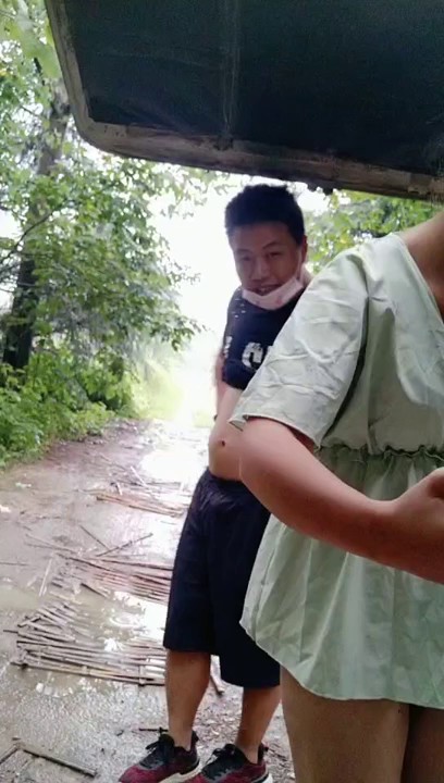 春暖花开之季，小哥带着两个骚女激情户外直播啪啪，车震爆草大桥底下轮草两女好刺激，听狼友指挥浪叫不止