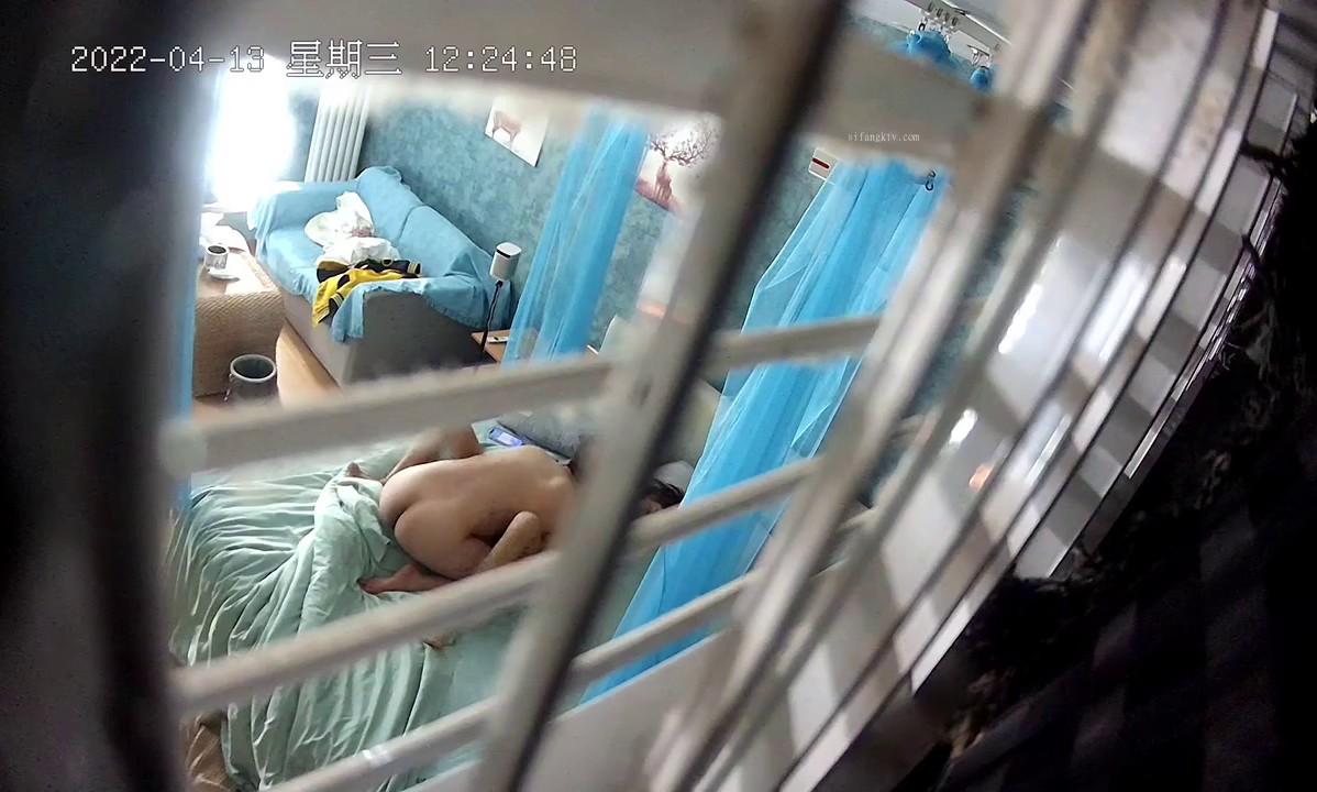 2022.4_11--13新流出360酒店摄像头偷拍 情趣舔脚 SM捆绑皮鞭拍打字母调教极品学妹2022-4-13  (2)