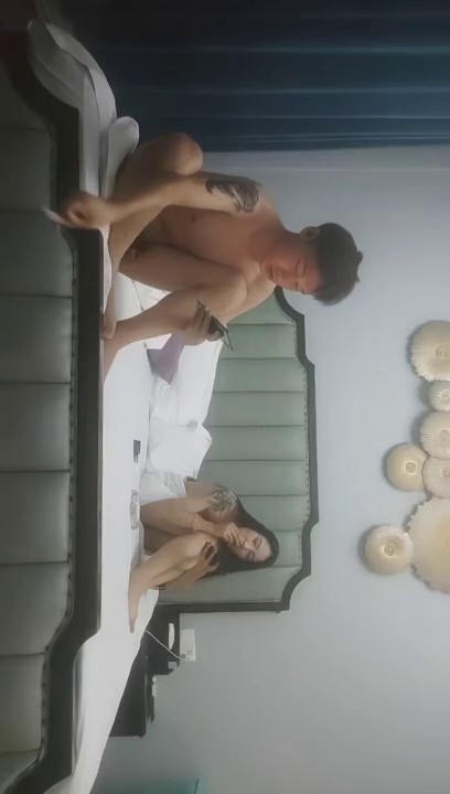 【無水印原版--超清新片速遞】2021.7.28，【鸭哥出品】，175长腿模特，沙发抠穴啪啪，又舔又插一番蹂躏