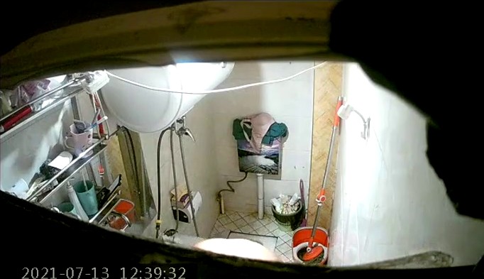 房东浴室偷藏摄像头 偷窥合租房里的几个打工妹洗澡