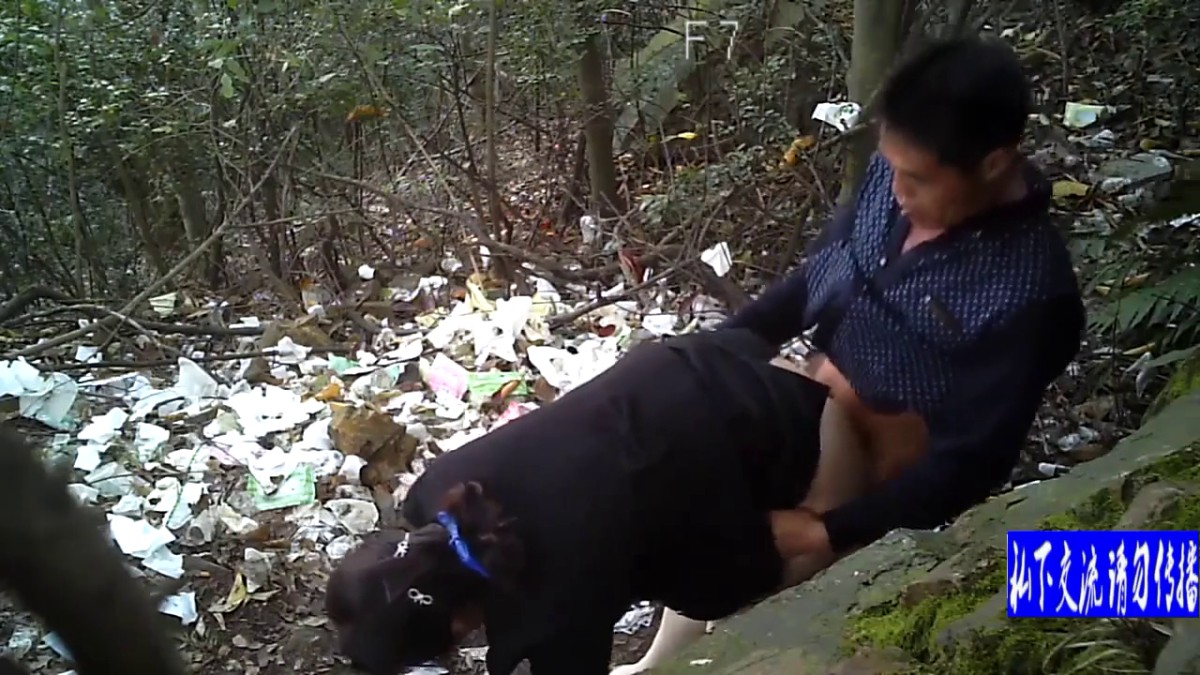 2022新小树林嫖妓偷拍系列蓝发夹卖淫女生意不错一会功夫就接待了三个农民工站着草