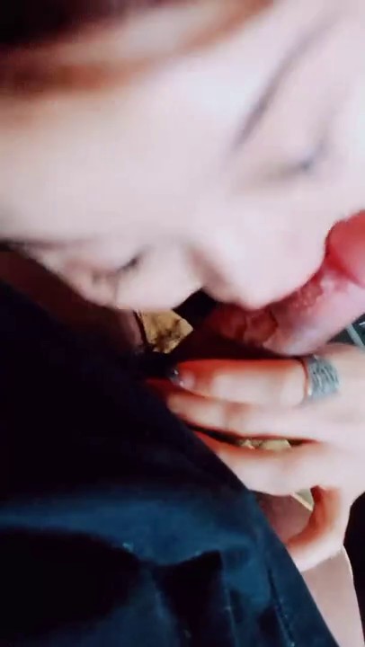 新片速递《户外浪久天》美少妇户外随机勾搭路人小哥到公厕啪啪来月事只能爆菊花