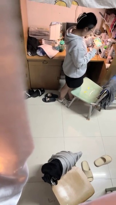 【無水印原版---新片速遞】2022.4.22，【大学宿舍的乐趣】，沉浸式偷窥女大学生，极品粉嫩小骚逼，对白精彩