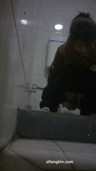 坑神潜入公寓写字楼女厕连续偸拍多位小姐姐2