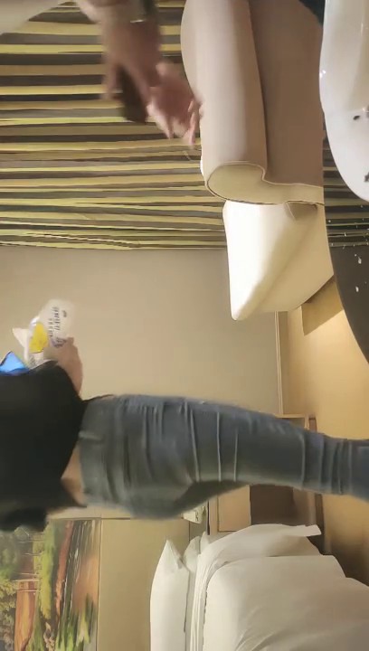 【無水印--超清新片速遞】2021.9.15，【小马寻花】，172cm，极品空姐，黑丝大长腿，肤白貌美一对粉乳