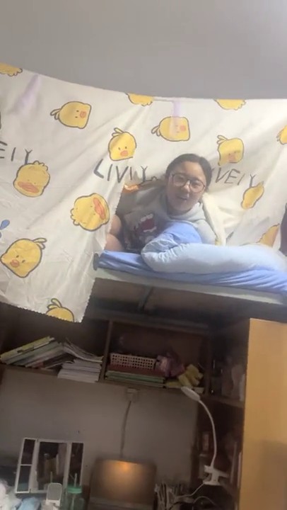 【無水印原版---新片速遞】2022.5.2，【女大学生宿舍】，偷拍室友，拉上蚊帐，极品粉穴美乳，少女气息迎面而来