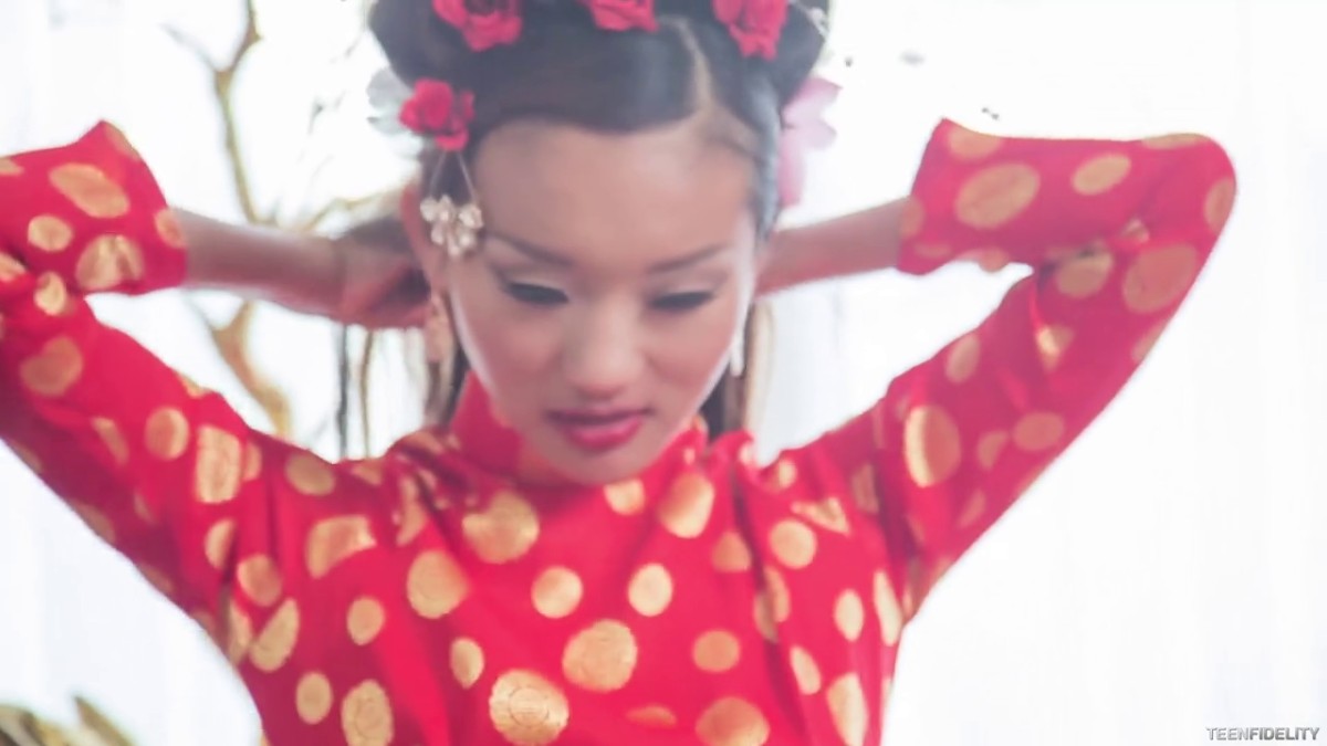 精品推荐超美身材古典服饰温柔妩媚美女双手撸管做在你身上给你吃奶后面插入阴道上下抽插呻吟叫床1080P高清