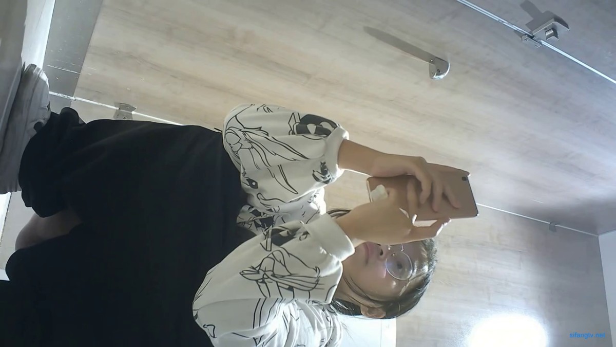 【精选厕拍】某房价值70RMB商场厕拍作品 全是高清拍摄 颜值高 第二集集3