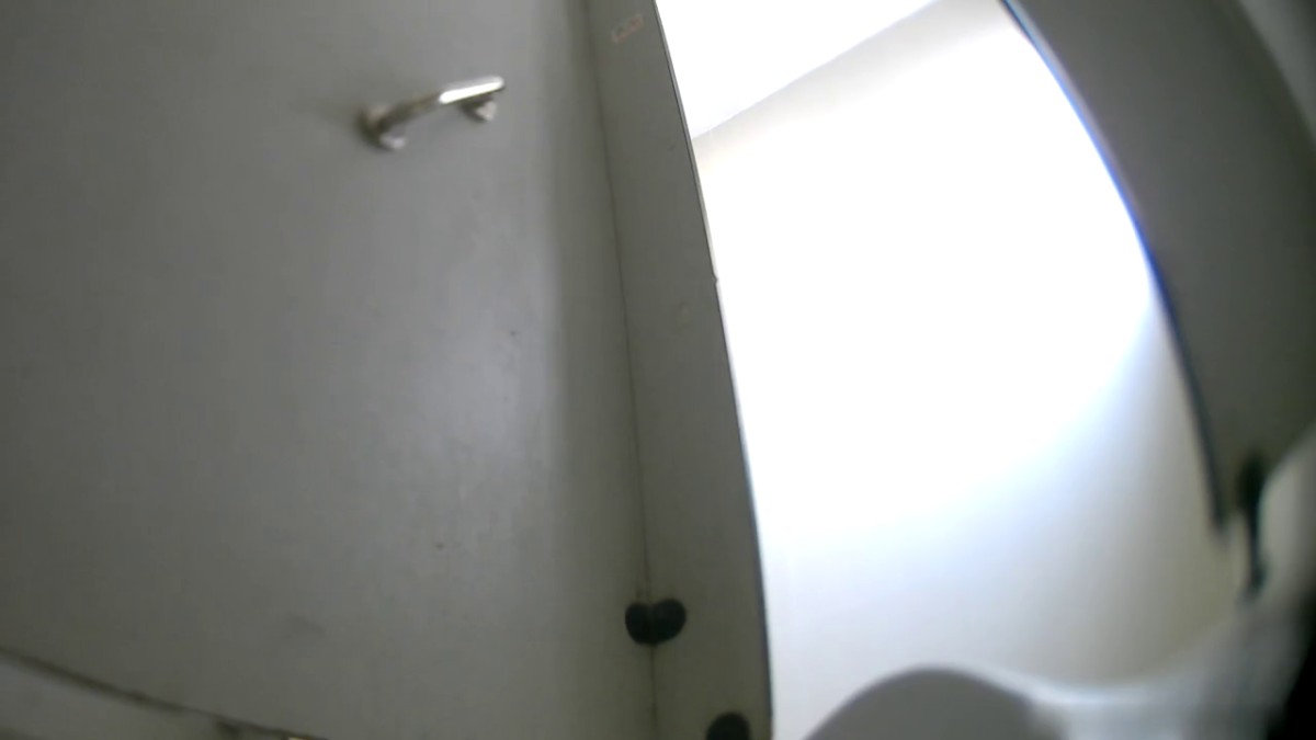 六月新流出厕拍大神潜入纸箱厂女厕近距离后拍红衣女工逼逼还挺嫩非常诱人