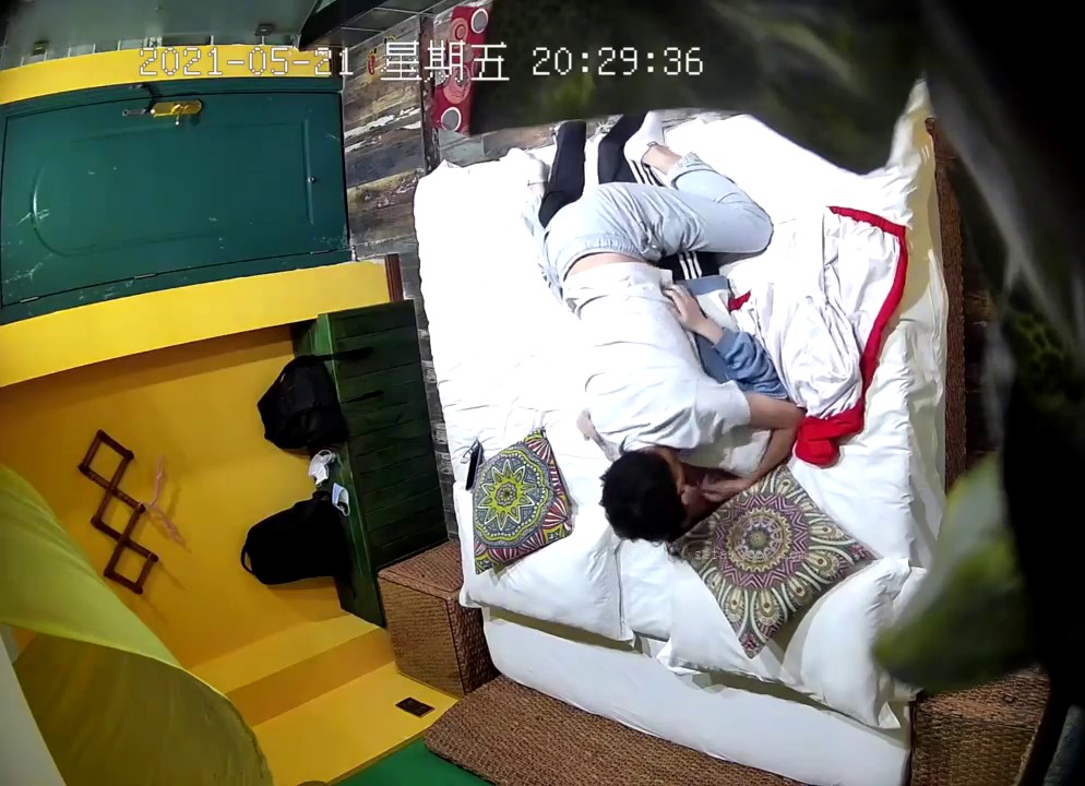 酒店针孔真实记录小情侣两天七次激情亮点是妹子的一对超大巨乳1