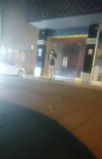 新片速递最牛视角站街女探花《素质嫖客》夜探红灯区路边按摩店150块白色短裙靓妹