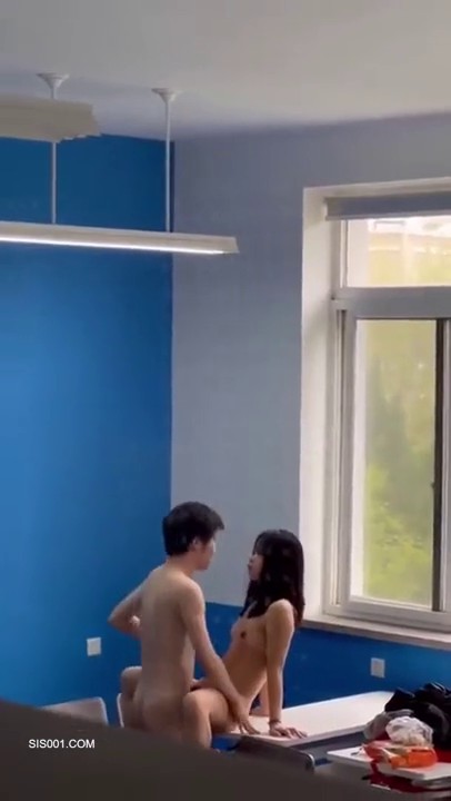 偷窥小情侣在教室啪啪 操的有滋有味 卿卿我我 看到我欲火焚身