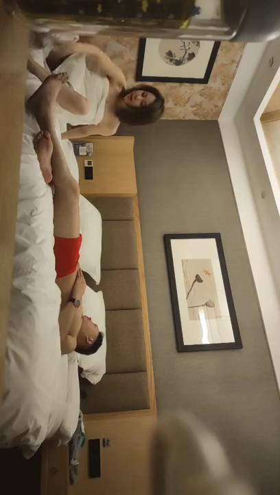 2022-5-17【锤子丶探花】网红脸小姐姐，苗条身材，舔硬扶着JB骑乘，双腿肩上扛猛操