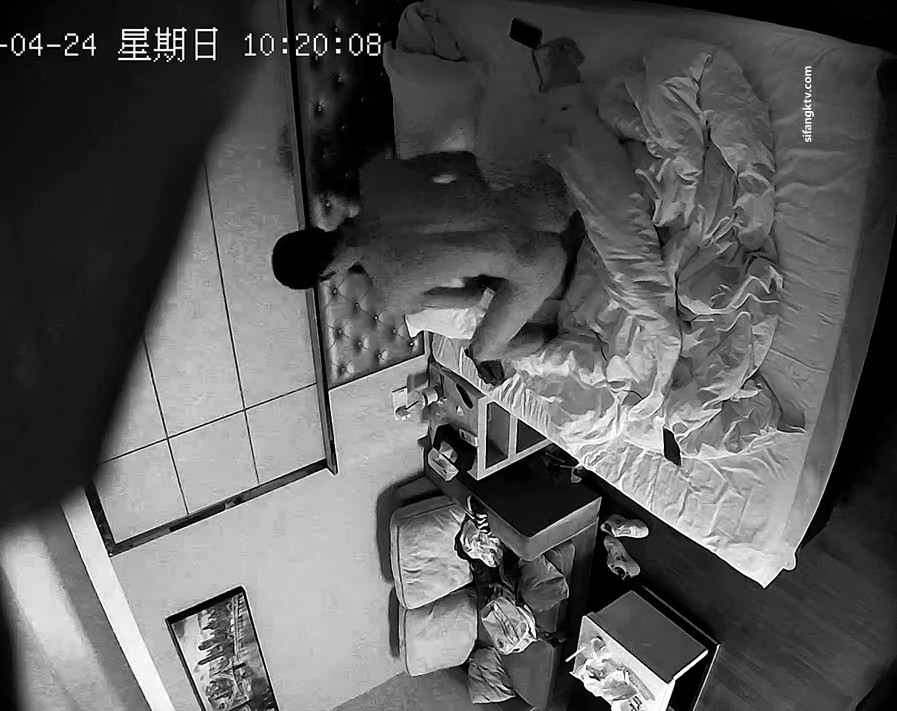 2022四月新流出360酒店 商务房偷拍骚气艺校学妹换上黑丝倒立一字马掰开双腿等你进