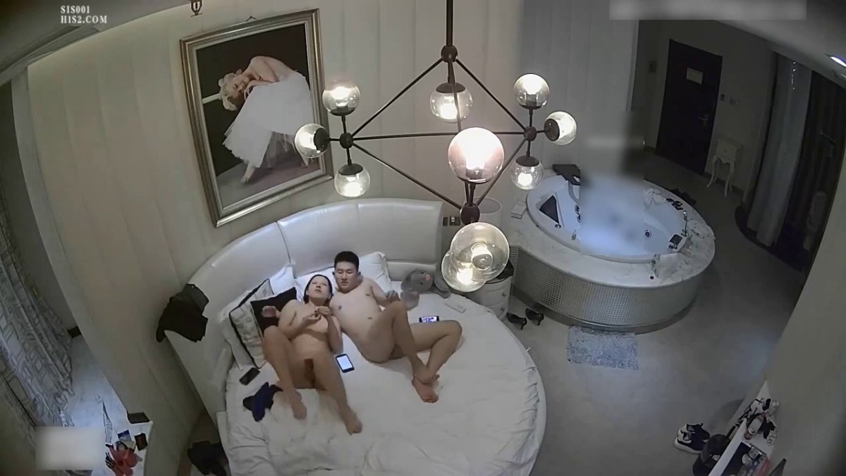 对高挑性感美女的黑衣风情无法抵挡，尤其是穿上吊带紧身黑丝睡衣，这白皙肉肉前凸后翘噗嗤猛烈插入操