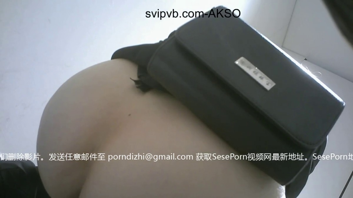 大神潜入售楼部 偷拍性感的大白屁股黑丝美女职员