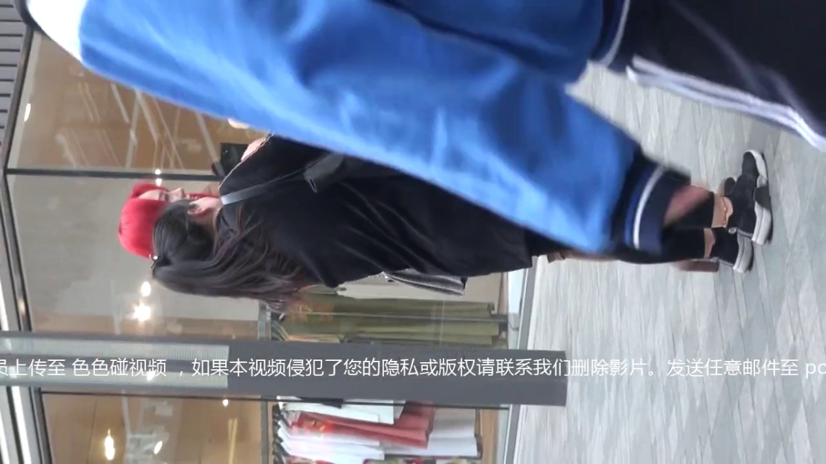 街头CD再现疑似不穿内裤的极品御姐 JK少女街头扭屁股[高清无水原档]12236