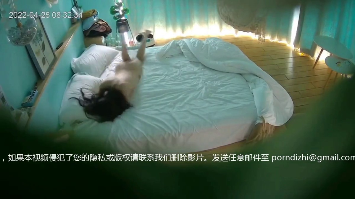 最新监控摄像头盗摄 谁能告诉我这妹子到底在干吗 吃约了 还是舞蹈生每晚必修课 身材不错 折腾2分钟终于累了