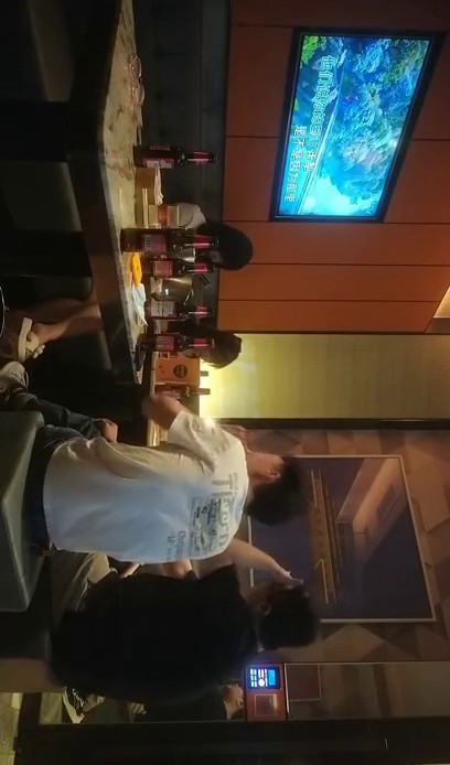 2022-5-26【换妻极品探花】KTV激情不眠夜，三男三女唱歌玩成人游戏，一人一个沙发上骑乘后入