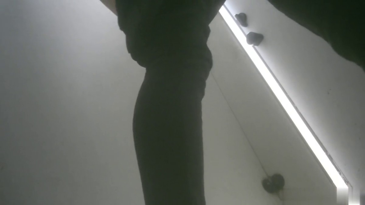 五月最新流出厕拍大神潜入纸箱厂女厕全景后拍女工尿尿 红衣女文员下体流出一条白色分泌物