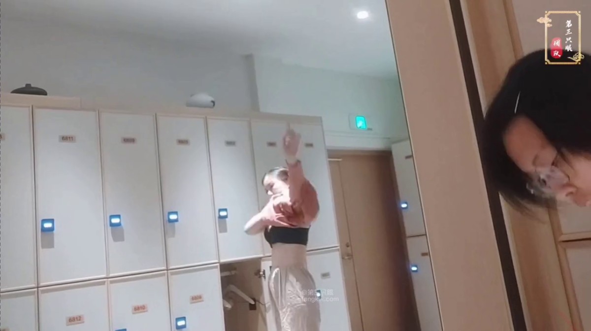 最强偷拍团队十月重磅原创 最新偷拍温泉会所㊙️巨乳美女强势出镜 女更衣室篇 超清