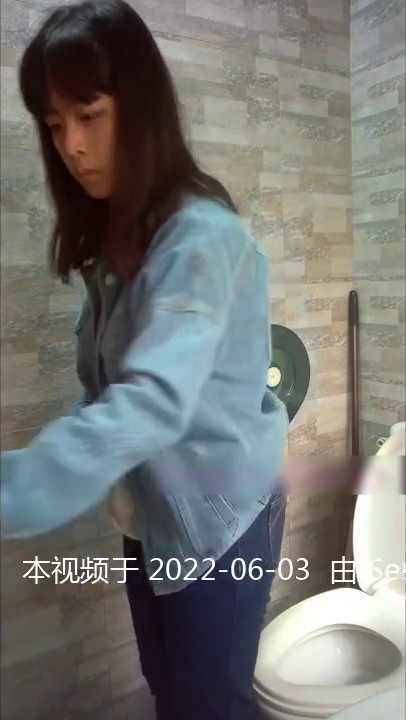 【极品厕拍】游乐场公厕美女的逼毛快要飞起来了26V（上）8