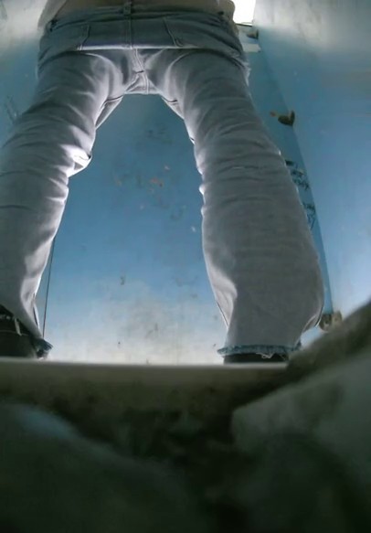 五月新流出厕拍大神潜入纸箱厂女厕 沟厕角度全景后拍质检科几个白大褂的美女