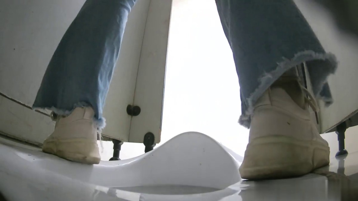 五月最新流出大神潜入纸箱厂女厕全景后拍厂妹尿尿最后一个美女仔细擦逼