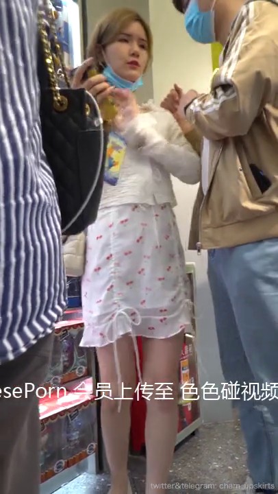 【精选CD】偷拍逛商场三位颜值不错极品美妞裙底 粉色窄内尿湿了好几个痕迹 (3)