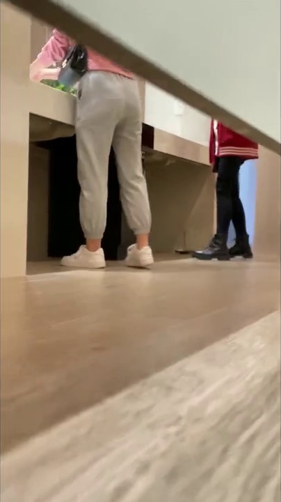 商场女厕近距离偷窥俩美女闺蜜的小黑鲍