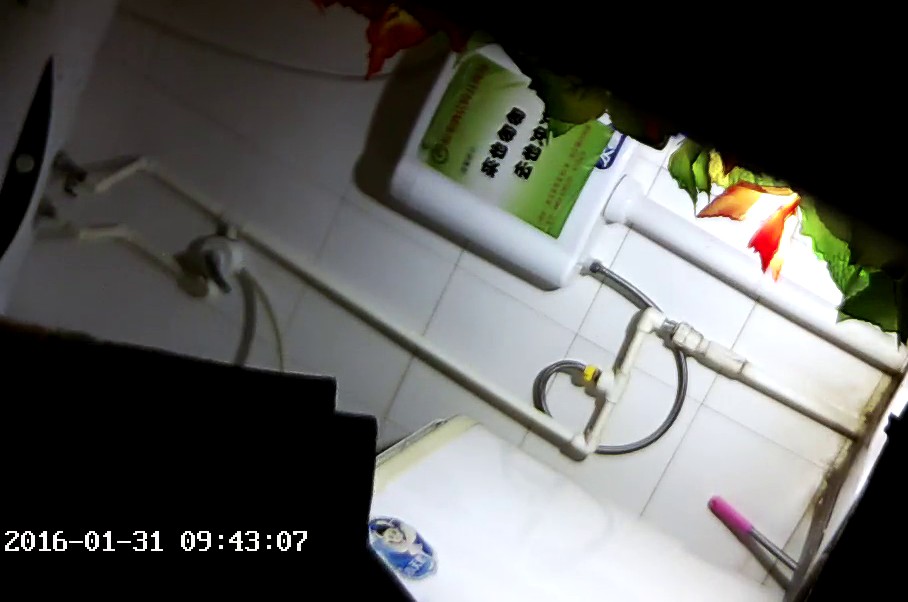 大神电子厂女工宿舍暗藏摄像头 偷窥多位高颜值的妹子尿尿 (2)