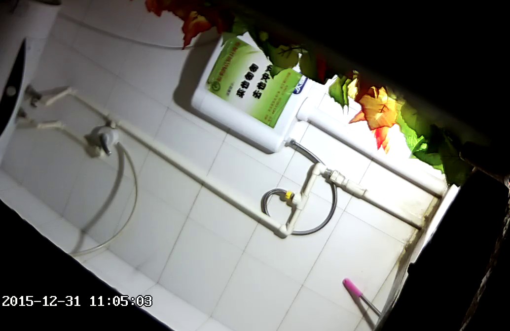 大神电子厂女工宿舍暗藏摄像头 偷窥多位高颜值的妹子尿尿4