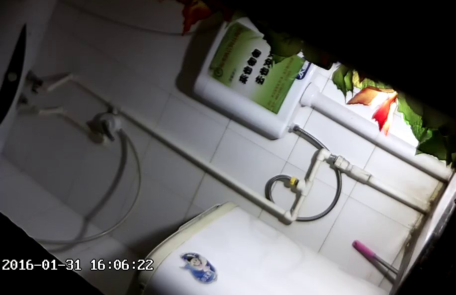 大神电子厂女工宿舍暗藏摄像头 偷窥多位高颜值的妹子尿尿8