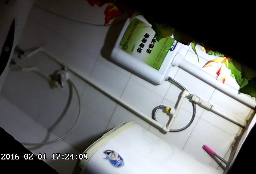 大神电子厂女工宿舍暗藏摄像头 偷窥多位高颜值的妹子尿尿10