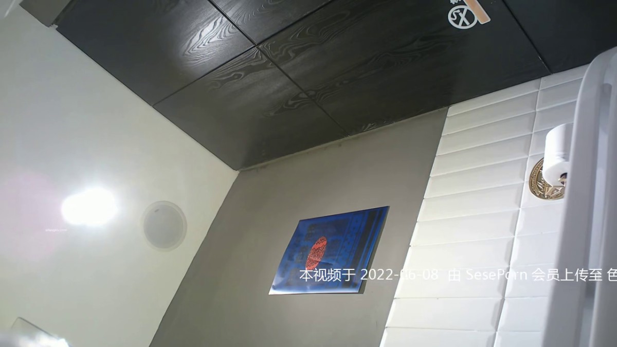 牛逼角度拍摄长发美妇肥臀 缝逼 三角形逼毛使人心潮澎湃