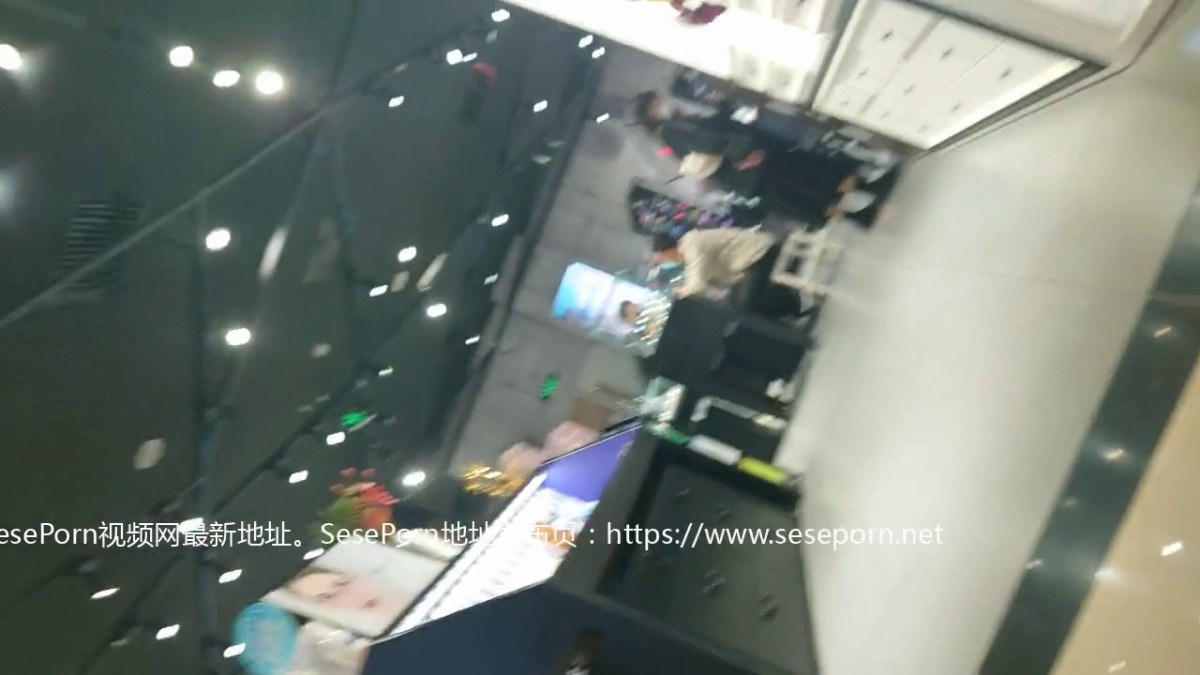 魔手 外购流出《撩裙、露毛、靓妹美少妇》高颜值丁字裤靓妹 丁字裤长毛毛美女。性感蕾边黑长裙极品小妹