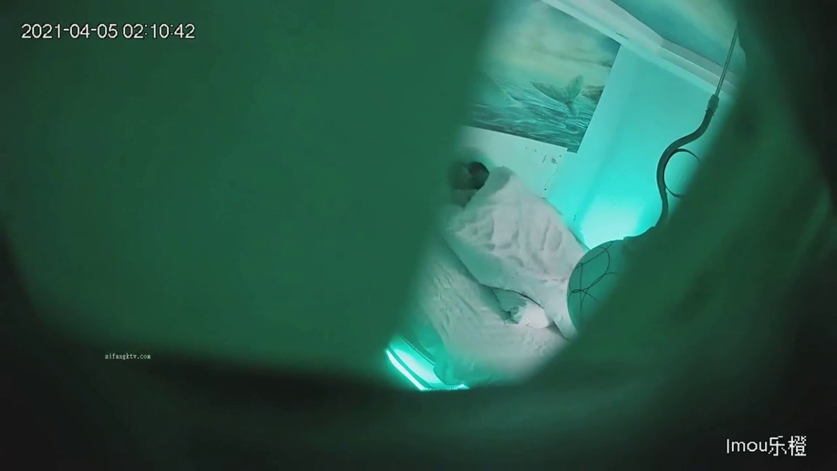 真实欣赏好几对青年男女激情肉搏年轻人干柴烈火衣服不脱就肏美女穿上黑丝袜增加情趣闷骚型 (1)