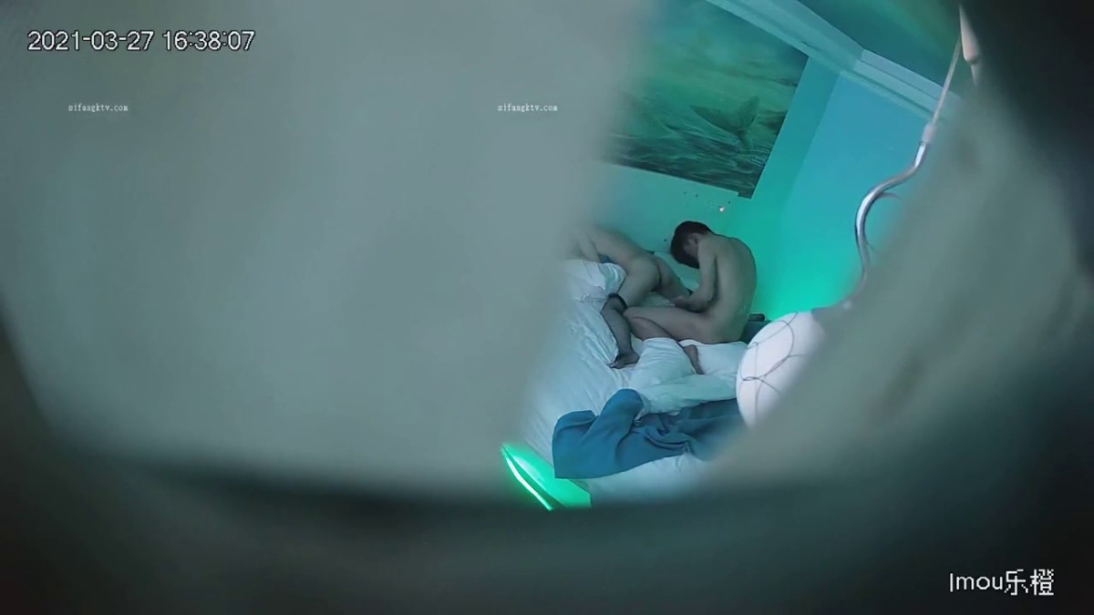 真实欣赏好几对青年男女激情肉搏年轻人干柴烈火衣服不脱就肏美女穿上黑丝袜增加情趣闷骚型 (5)