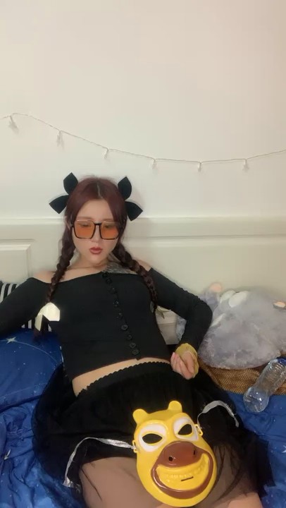 麻花辫网红小姐姐，刚下海不久，一线天馒头逼，被大屌炮友狂草，搞完按摩器自慰