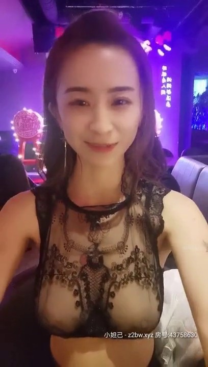 想不想被我们三个轮奸。 西安大表姐 ：可以啊，三个有点少，看你们实力了哈哈哈。男厕被三个猛汉视歼