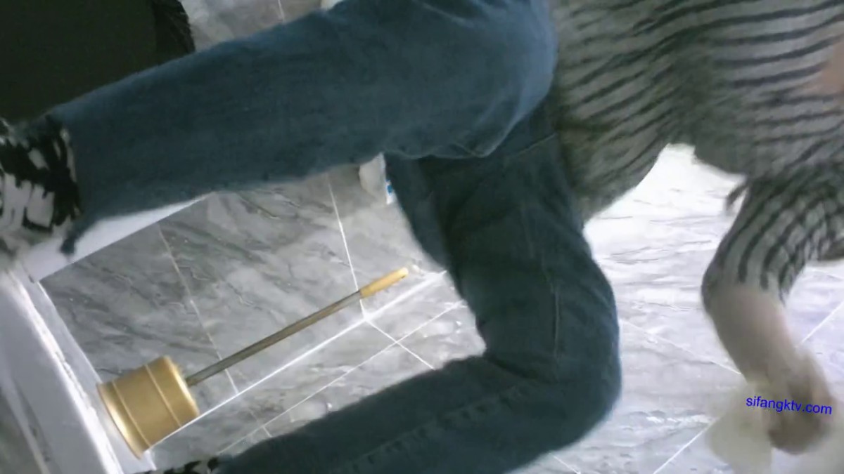 六月最新流出厕拍大神隔墙有眼 潜入五星酒店女厕偷拍两个颜值美女妩媚女神吸指勾魂险遭翻车 (1)