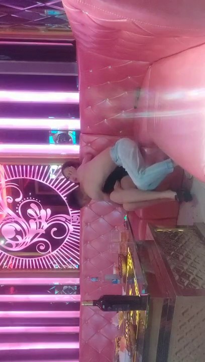 2022-6-12【怨种探花】歌厅唱歌操逼，骑在身上摸摸搞搞，扒下内裤扣穴抽插