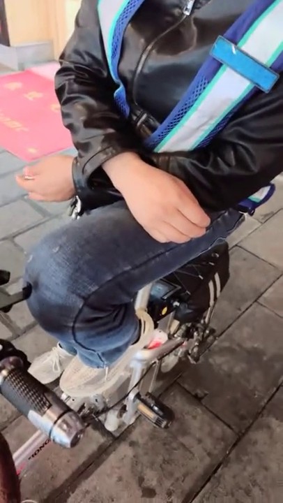 2022.6.18，【周导演员海选】，夏日集结众多美女，淫窟内玉体林立，街头买榴莲 周导演员海选-20220617231726