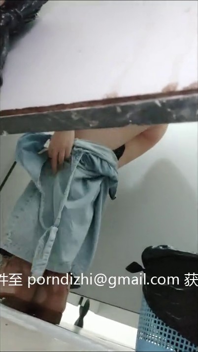 大神潜入艺校女厕偷拍美女班长 动作大了点被她一回头发现了