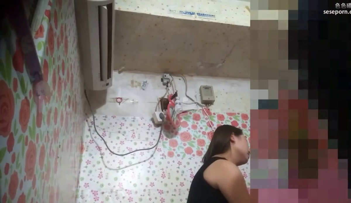 假日的城中村真繁荣大白天小巷到处坐着等客的妹子，挑了个漂亮少妇出出火1080P高清无水印