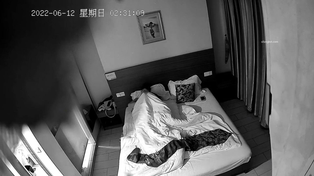 2022-6-12新流出360酒店大白床偷拍吃完宵夜和苗条翘臀美乳女友开房内射她屁股里