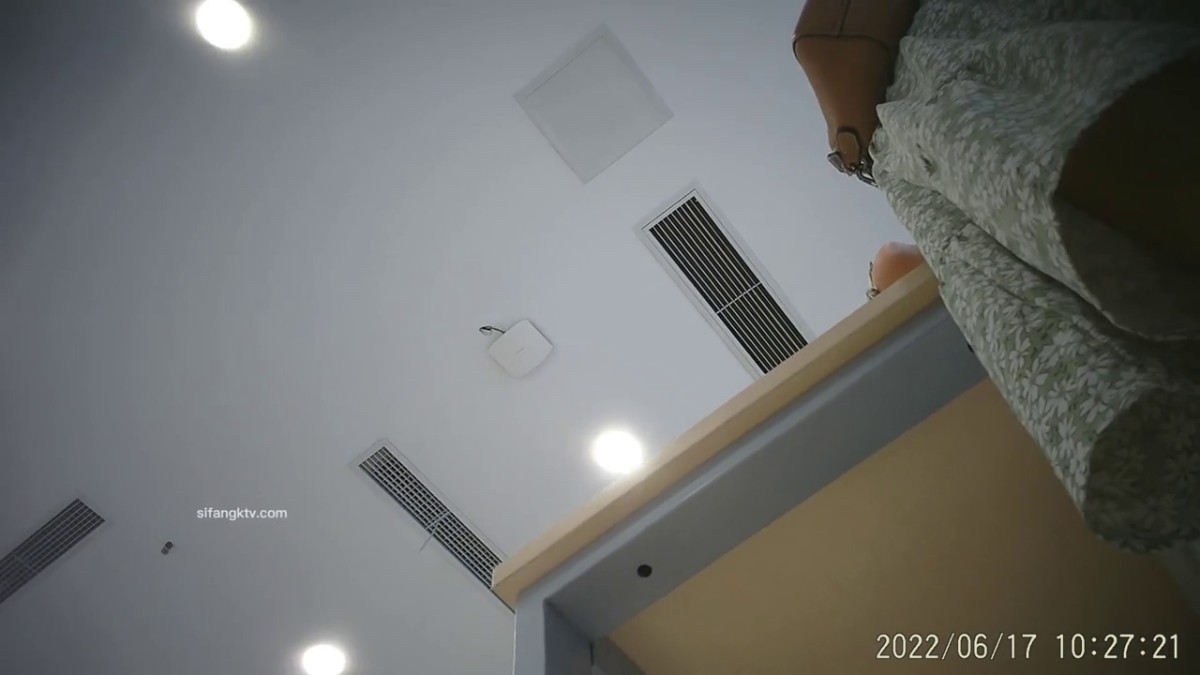 【精品TP】 精品推荐 牛逼大神抄底办事处数十位女神裙底第三期6月17日 (8)